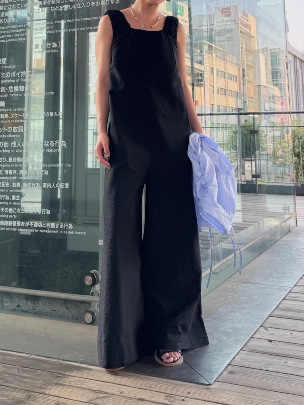 ブラック系のサンダル、ブラック系のサロペット/オーバーオール、ブラック系のキャップを着用したレディースの夏コーディネートの5枚目の写真