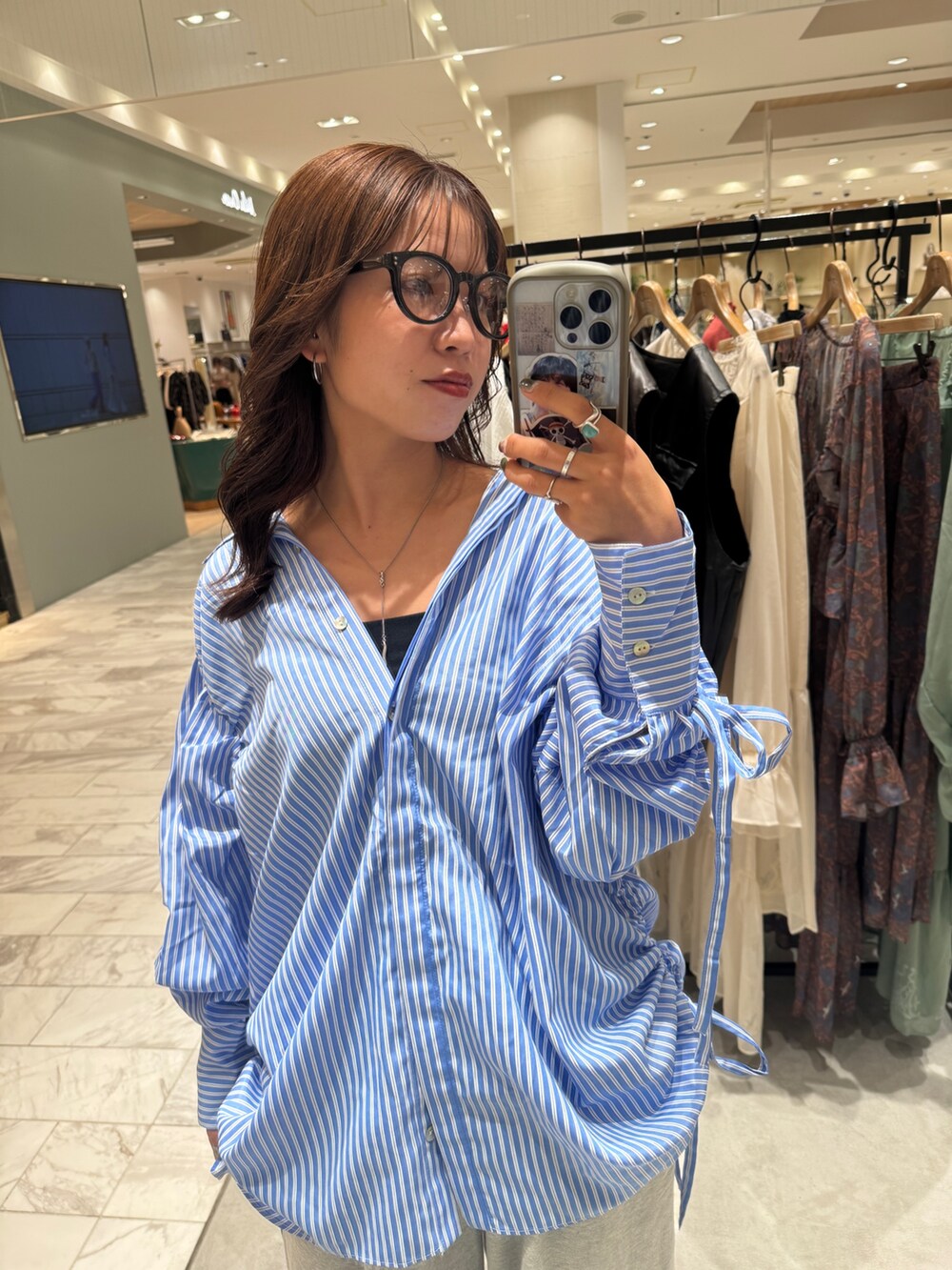 グレー系のスウェットパンツ、その他のシャツ/ブラウス、ブラック系のスリッポンを着用したレディースの秋コーディネートの9枚目の写真