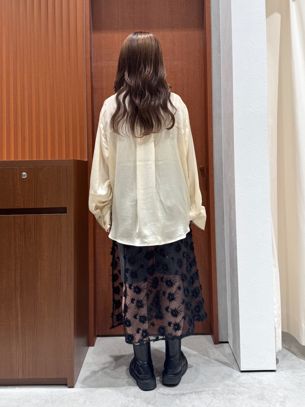 イエロー系のシャツ/ブラウス、グレー系のその他パンツ、ブラック系のスカートを着用したレディースの秋コーディネートの3枚目の写真