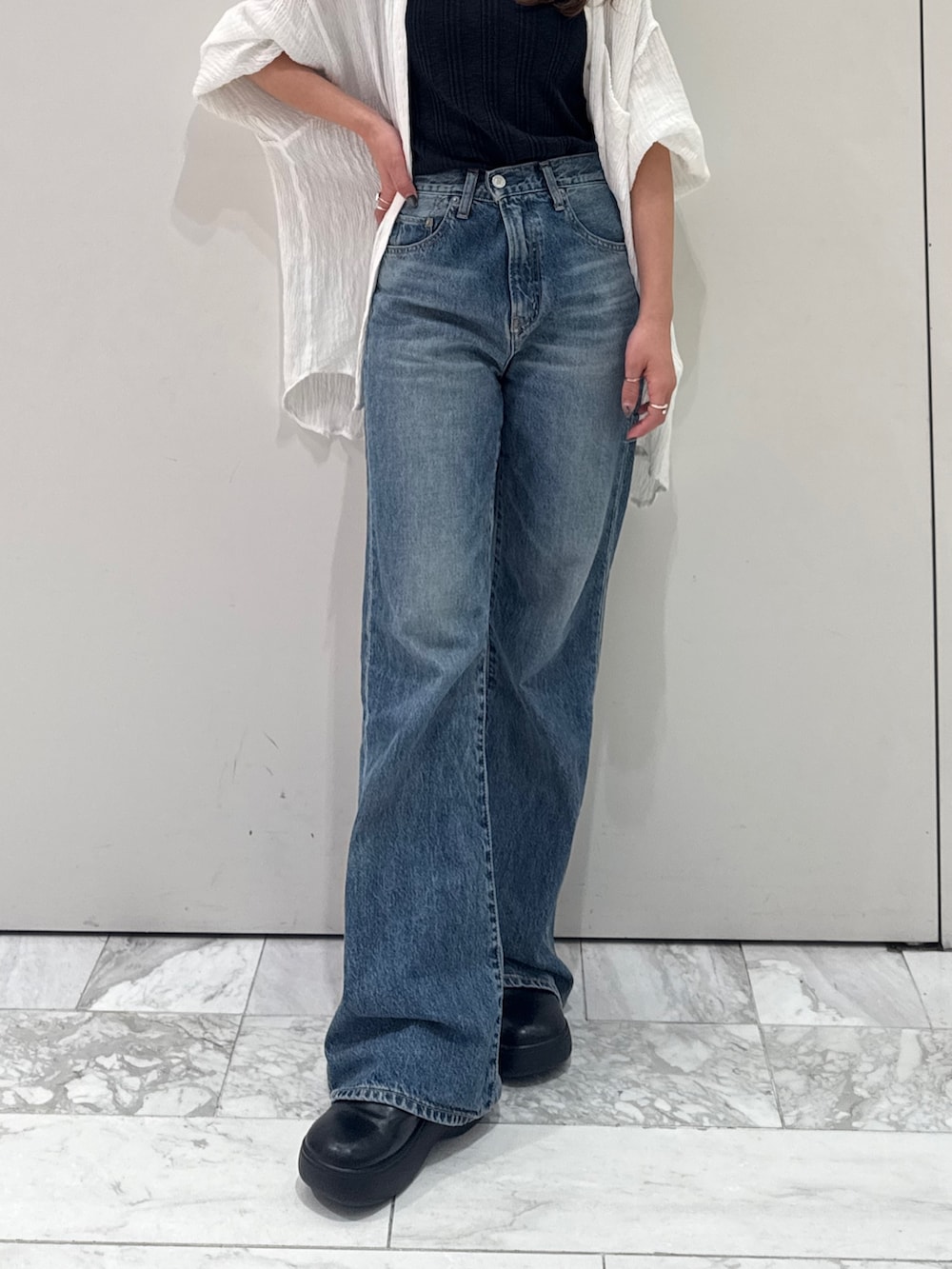 ブルー系のデニムパンツ、ホワイト系のシャツ/ブラウスを着用したレディースの春コーディネートの6枚目の写真