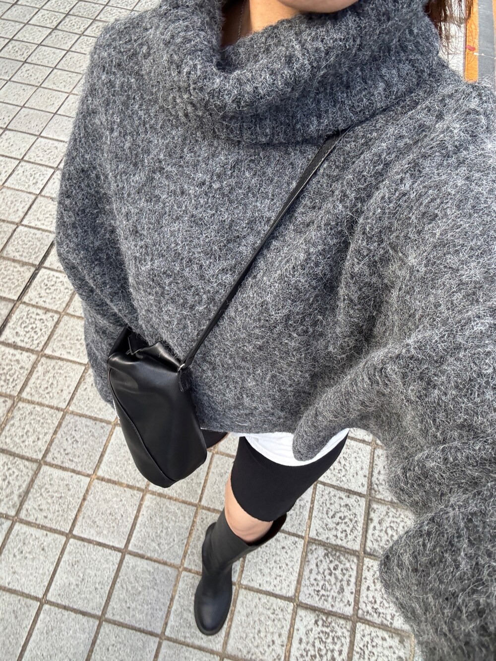 グレー系のニット/セーター、ホワイト系のTシャツ/カットソーを着用したレディースの秋コーディネートの7枚目の写真