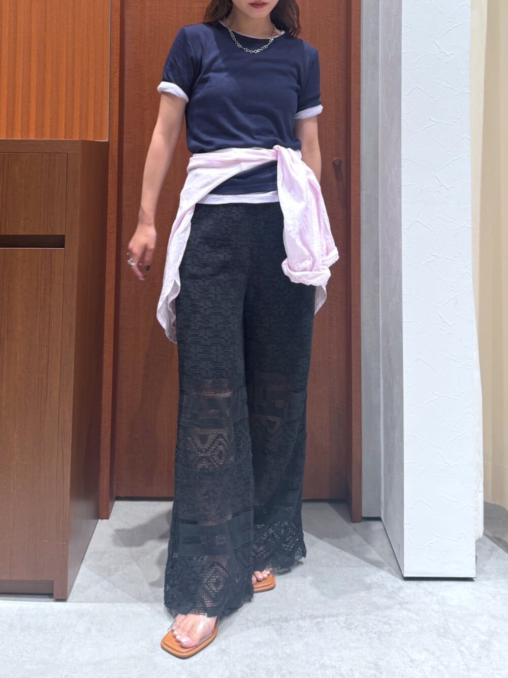 ブラック系のその他パンツ、その他のサンダル、ブルー系のTシャツ/カットソーを着用したレディースの夏コーディネートの6枚目の写真