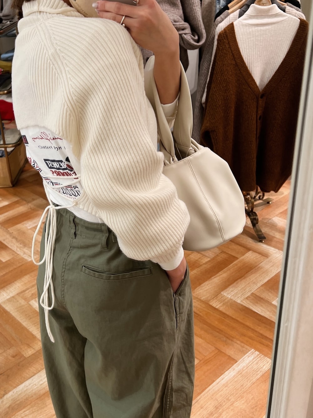 ホワイト系のワンピース、ブラック系のブーツ、ホワイト系のTシャツ/カットソーを着用したレディースの冬コーディネートの5枚目の写真