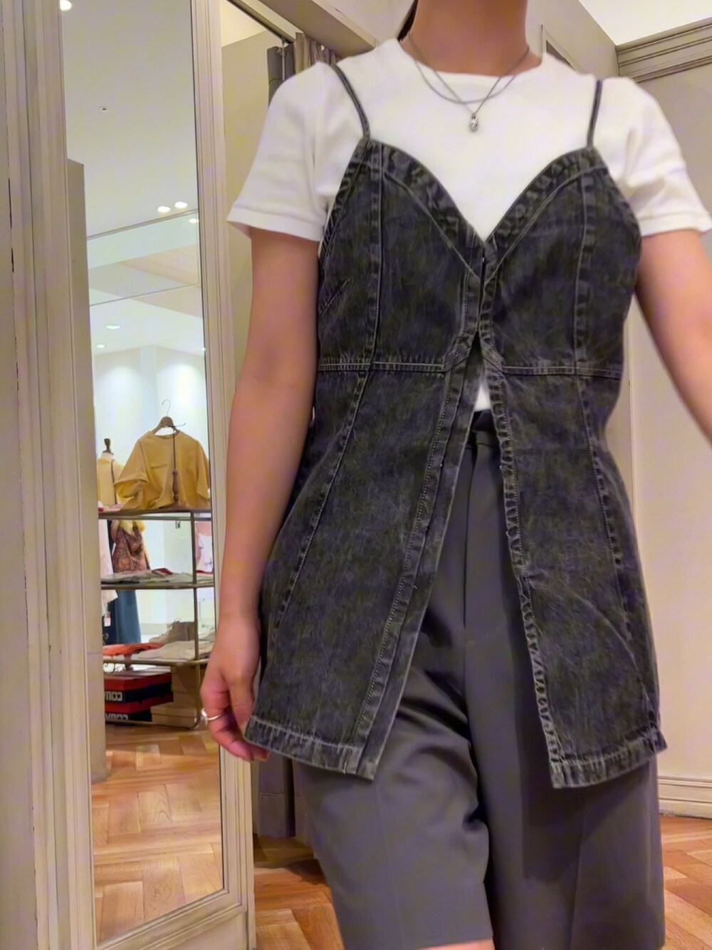 ブラック系のキャミソール、ホワイト系のTシャツ/カットソー、ブラック系のサンダルを着用したレディースの夏コーディネートの5枚目の写真