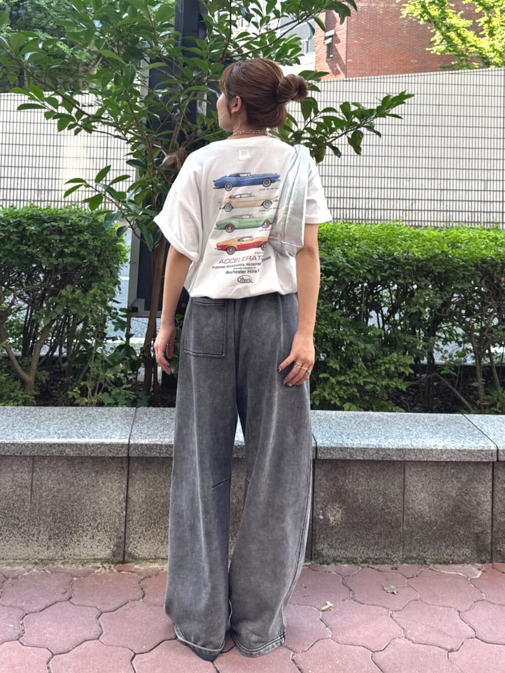 グレー系のスウェットパンツ、ホワイト系のTシャツ/カットソーを着用したレディースの夏コーディネートの4枚目の写真
