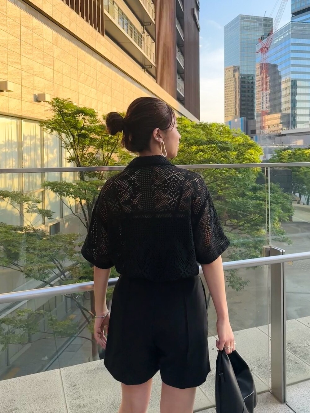 ブラック系のシャツ/ブラウスを着用したレディースの夏コーディネートの8枚目の写真