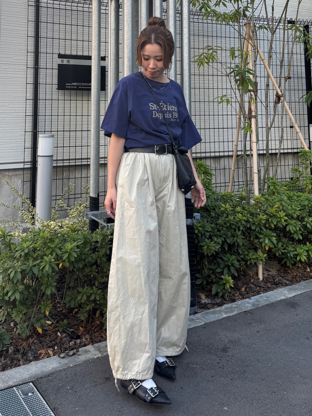 ベージュ系のその他パンツ、ブルー系のTシャツ/カットソーを着用したレディースの春コーディネートの6枚目の写真