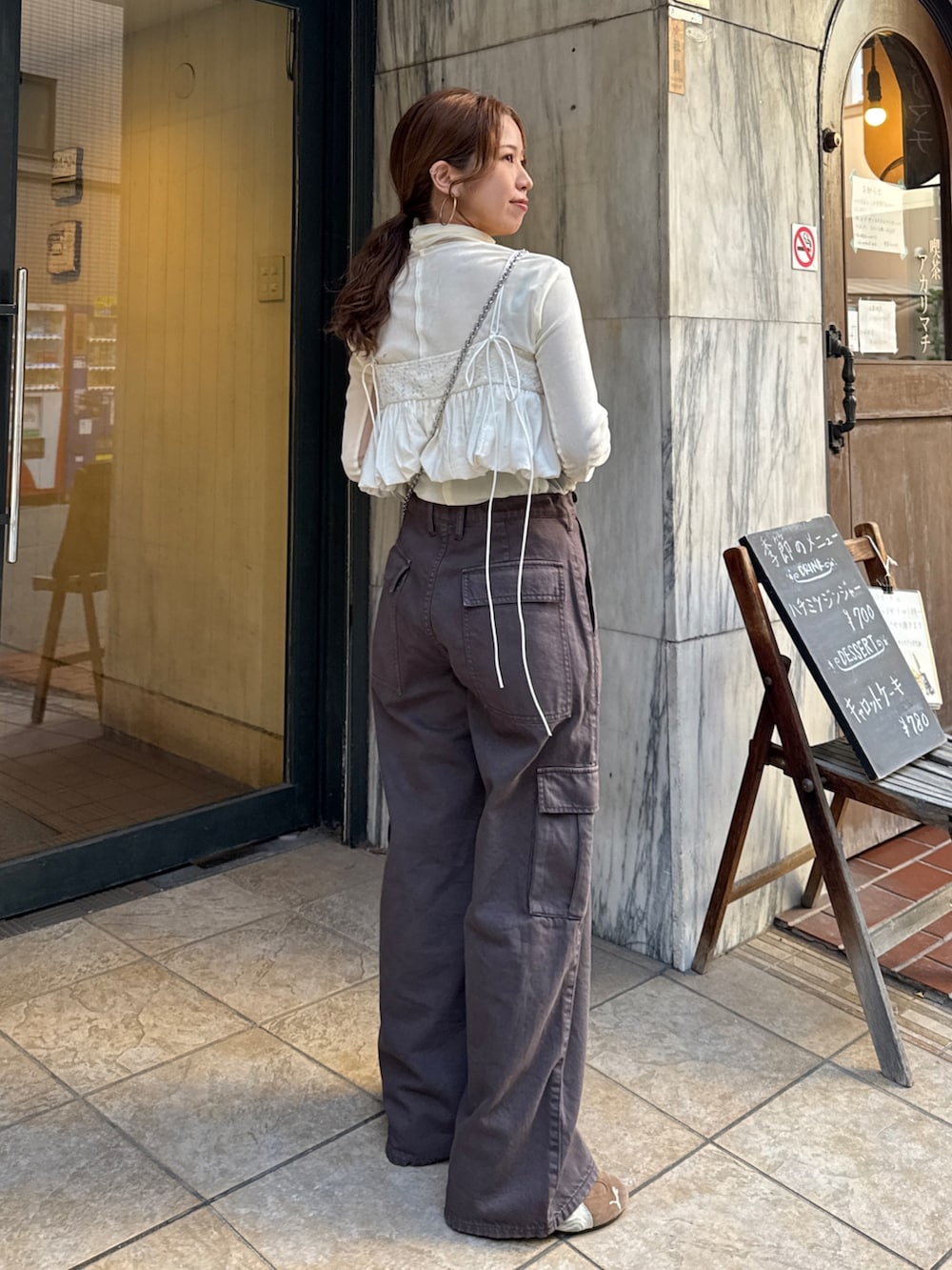 ブラウン系のその他パンツ、ホワイト系のTシャツ/カットソー、ホワイト系のキャミソールを着用したレディースの冬コーディネートの7枚目の写真