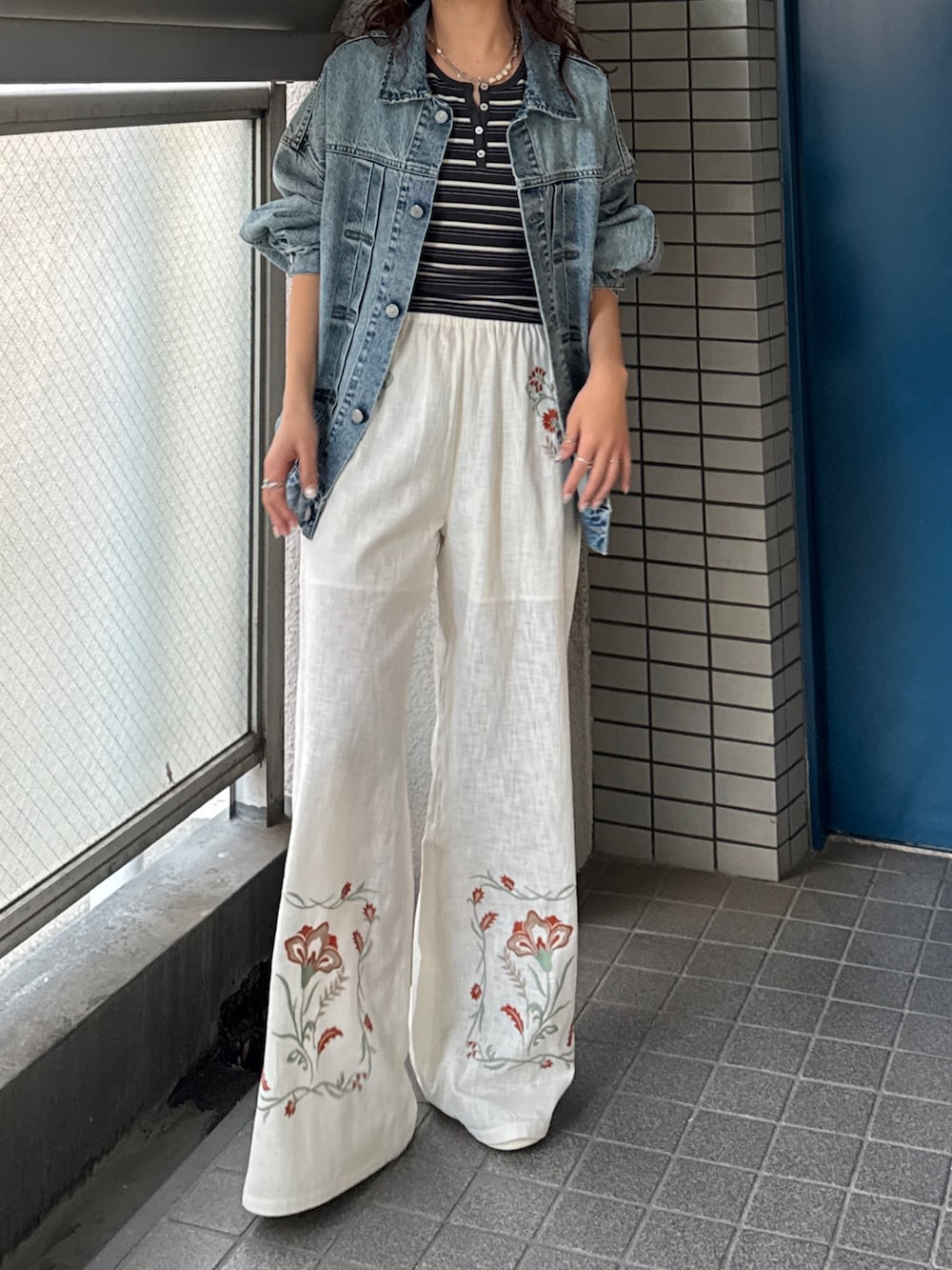 ブルー系のデニムジャケット、ホワイト系のその他パンツ、グレー系のTシャツ/カットソーを着用したレディースの冬コーディネートの3枚目の写真