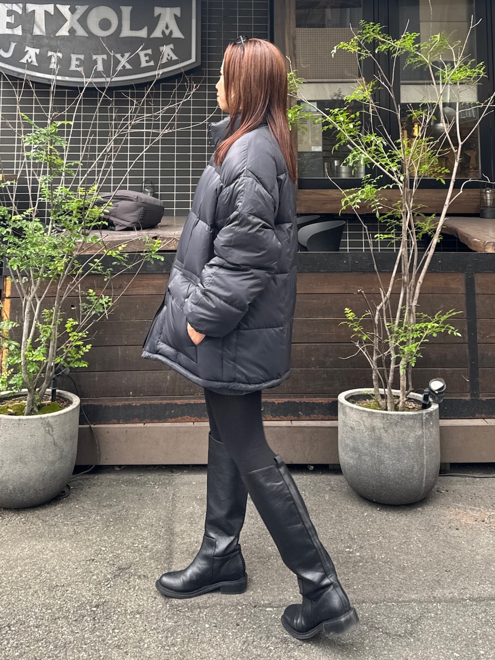 ブラック系のダウンジャケット/コートを着用したレディースの秋コーディネートの6枚目の写真