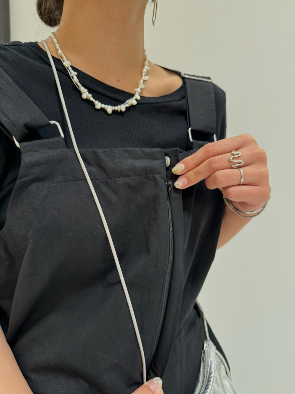 ブラック系のつなぎ/オールインワン、ブラック系のTシャツ/カットソー、ブラック系のサンダルを着用したレディースの冬コーディネートの8枚目の写真