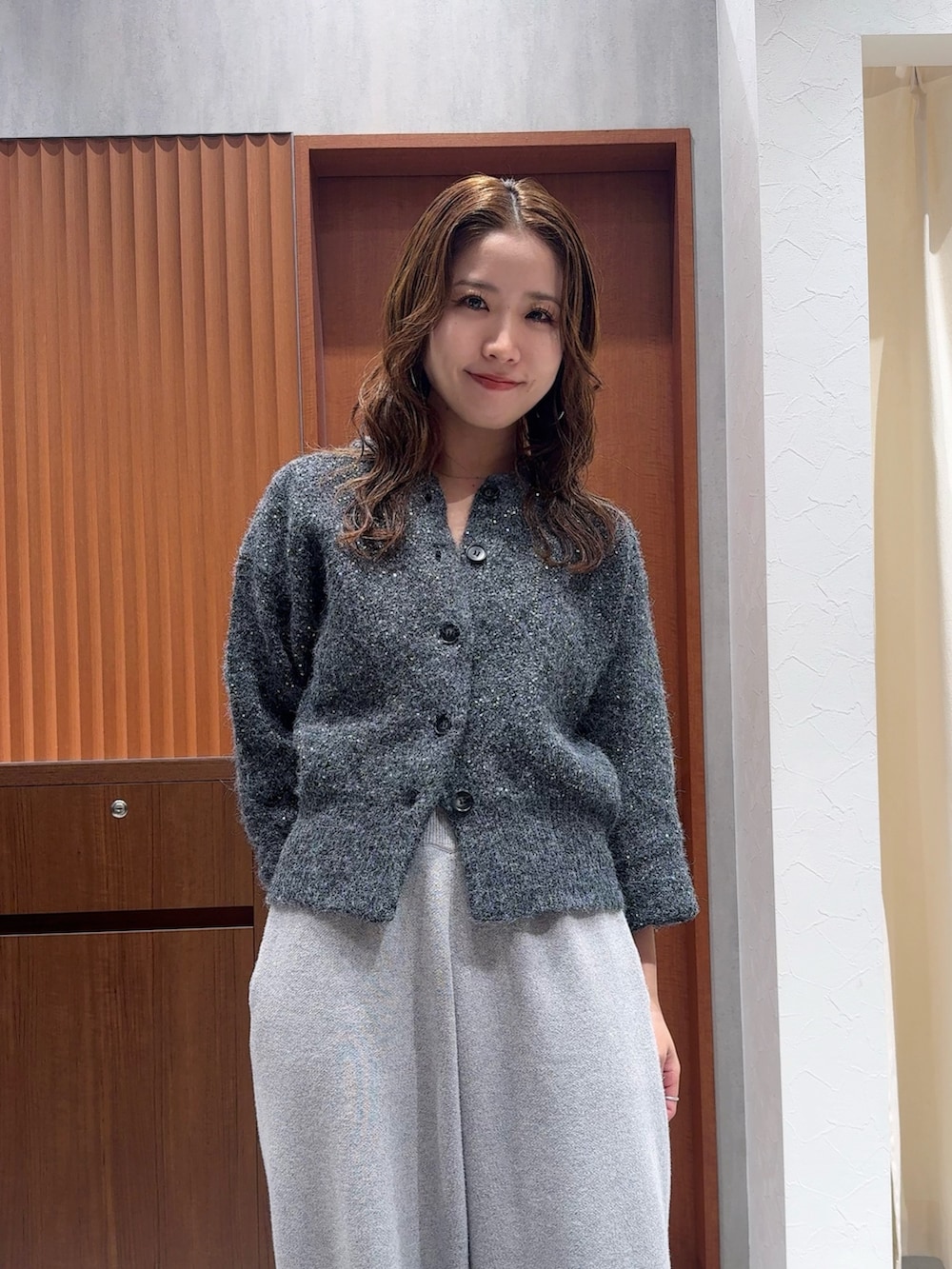 グレー系のその他パンツ、グレー系のカーディガン/ボレロを着用したレディースの冬コーディネートの7枚目の写真