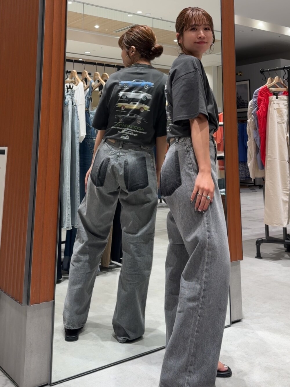 ブラック系のデニムパンツ、グレー系のTシャツ/カットソー、ブラック系のサンダルを着用したレディースの夏コーディネートの6枚目の写真