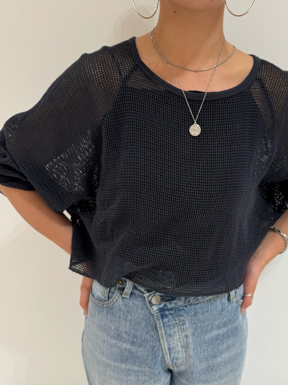 ブラック系のキャミソール、グレー系のTシャツ/カットソー、ブルー系のデニムパンツを着用したレディースの春コーディネートの7枚目の写真