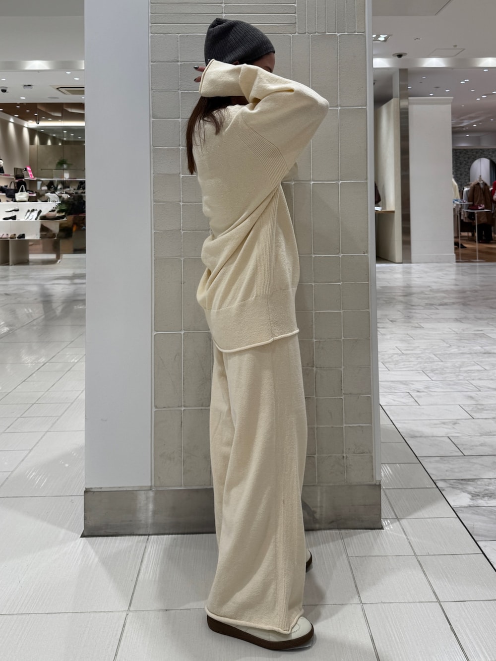 ホワイト系のニット/セーター、ホワイト系のその他パンツ、ブルー系のシャツ/ブラウスを着用したレディースの冬コーディネートの8枚目の写真