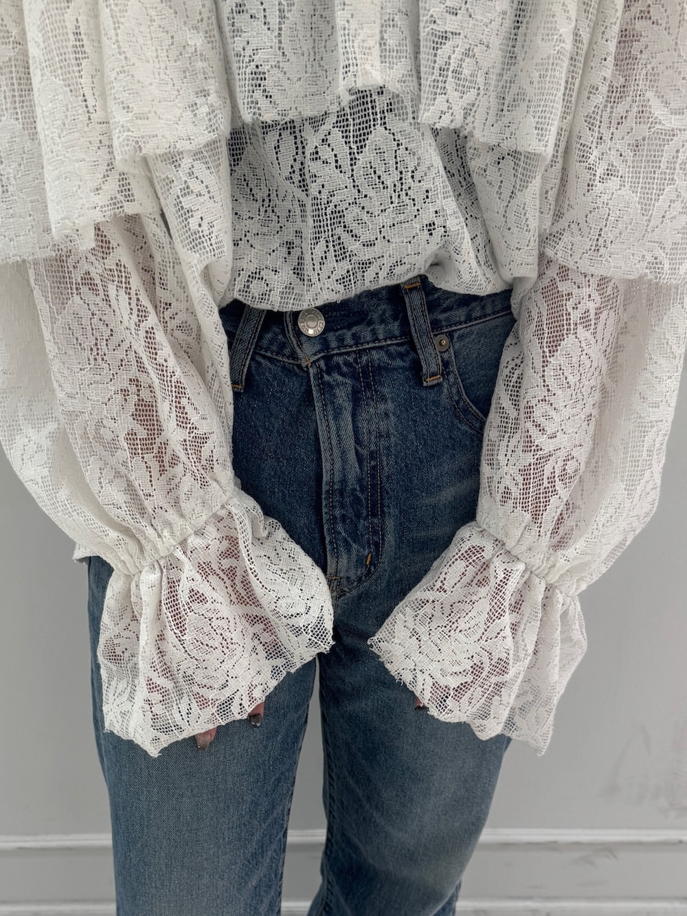 ブルー系のデニムパンツ、ホワイト系のシャツ/ブラウス、ブラック系のサンダルを着用したレディースの春コーディネートの6枚目の写真