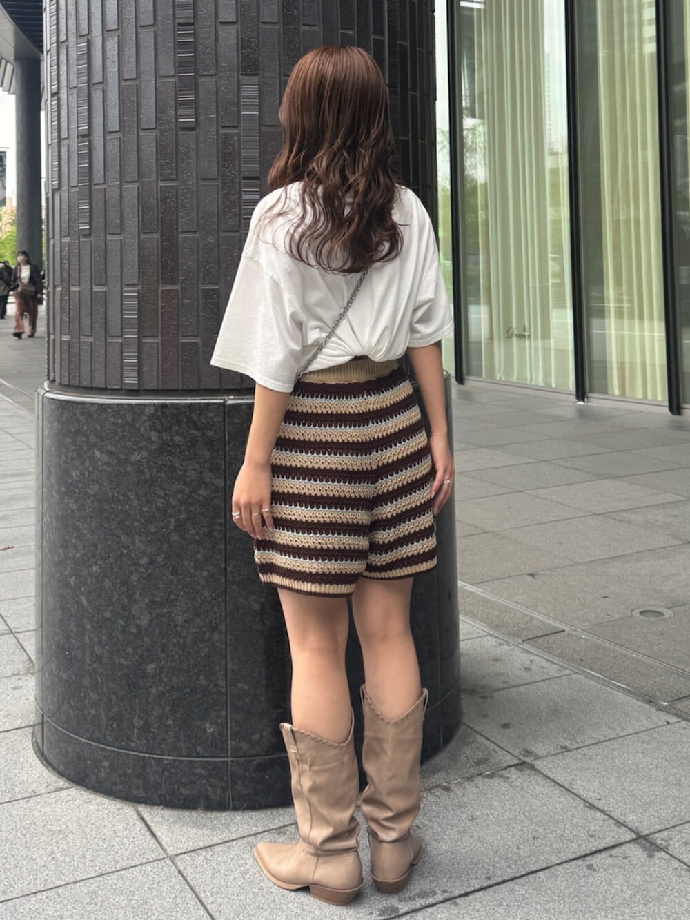 ベージュ系のブーツ、ブラウン系のその他パンツ、ホワイト系のTシャツ/カットソーを着用したレディースの春コーディネートの3枚目の写真