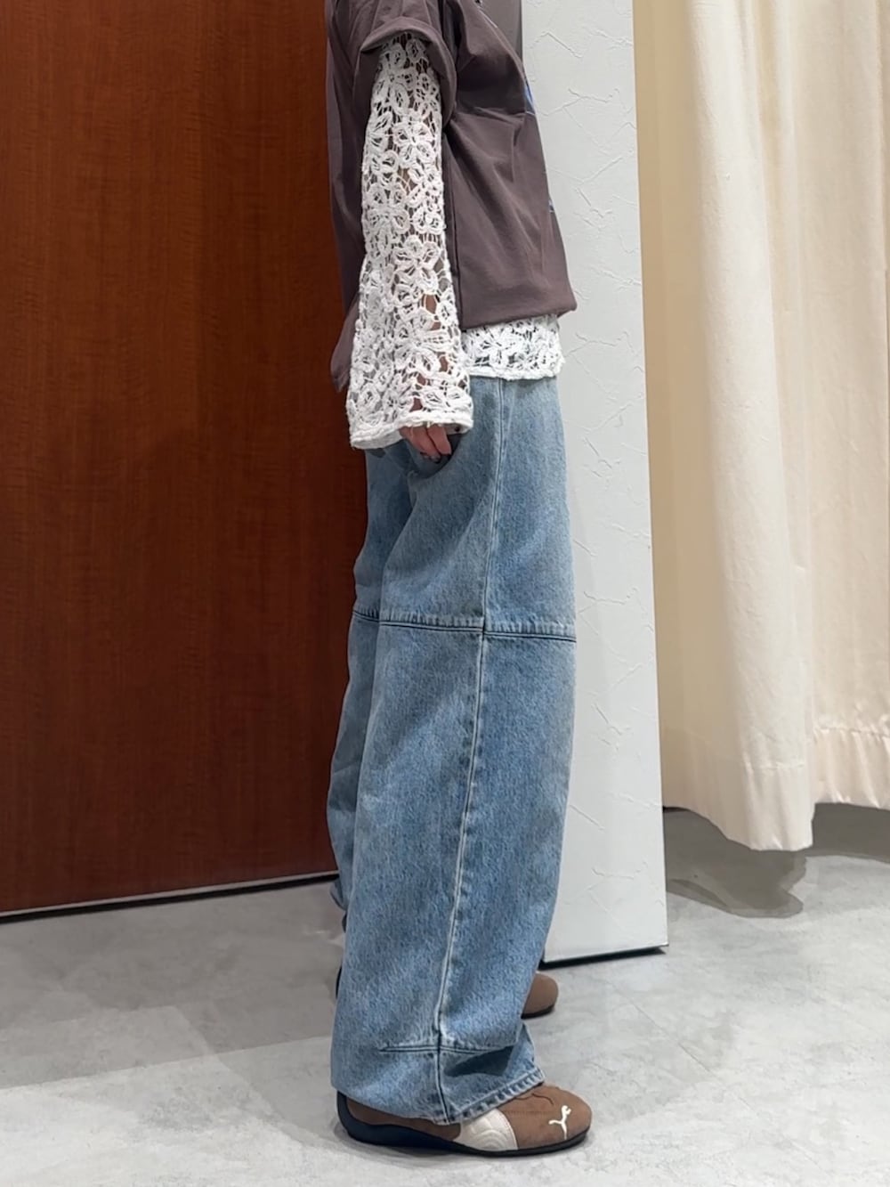 ブルー系のデニムパンツ、ブラウン系のTシャツ/カットソー、ホワイト系のシャツ/ブラウスを着用したレディースの春コーディネートの4枚目の写真