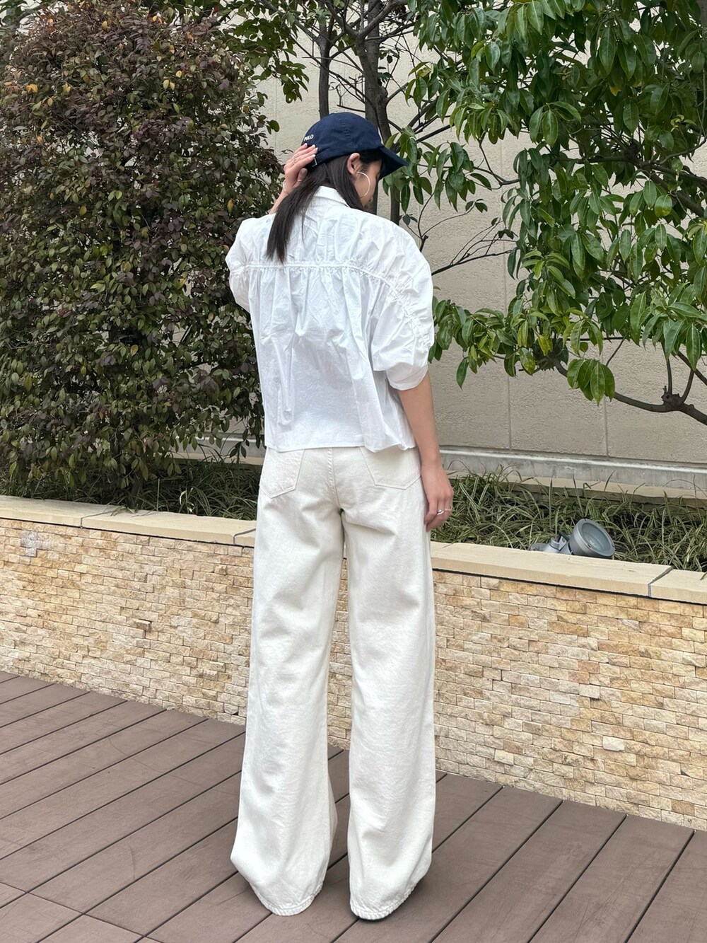 ホワイト系のデニムパンツ、ホワイト系のシャツ/ブラウスを着用したレディースの春コーディネートの3枚目の写真