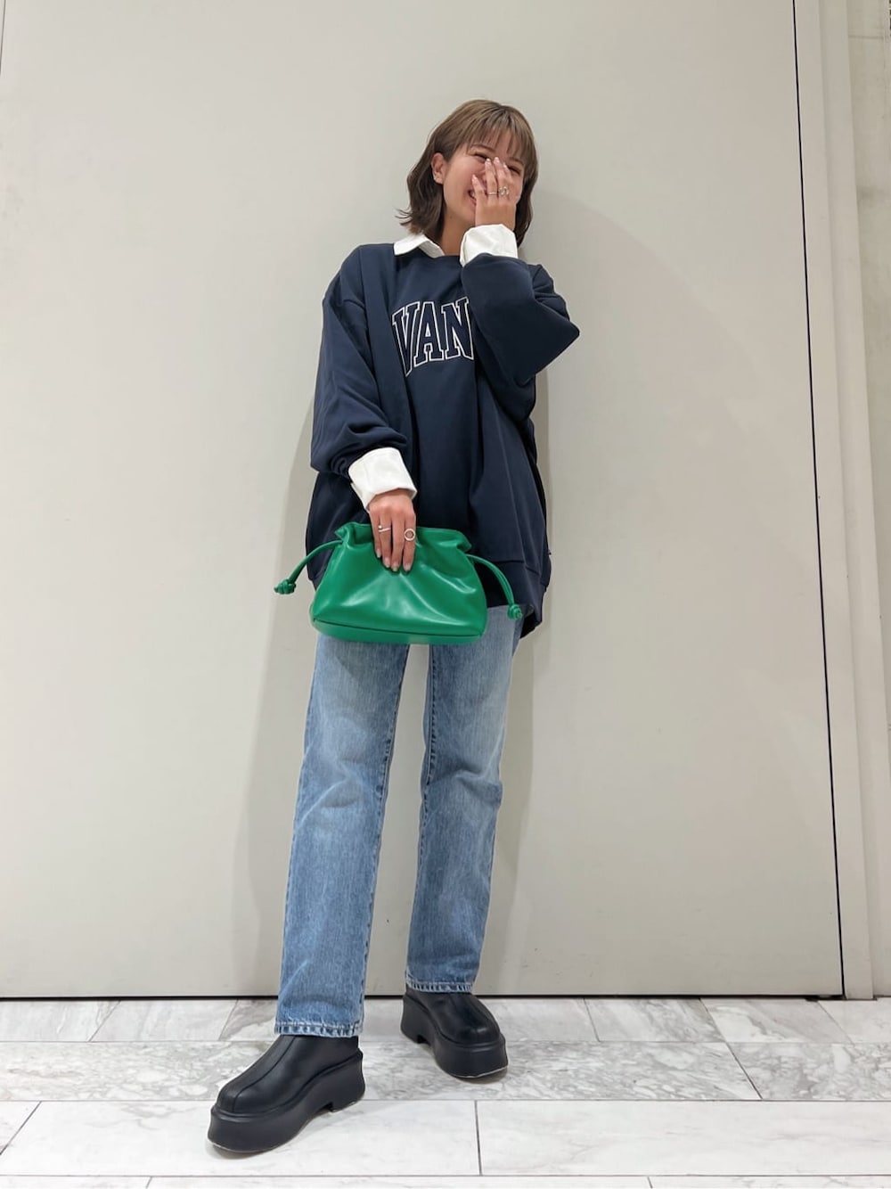 「パンツ、Ungrid、カジュアル、シャツ、カジュアルコーデ、ロゴスウェット、春、デニム、大人コーデ、秋、ヴィンテージストレートデニム、春コーデ、スウェット」｜「Ungridのヴィンテージストレートデニム（デニムパンツ、ブルー系）」を使った、瀬川百花さん（レディース・156cm）の秋コーディネートの3枚目の写真