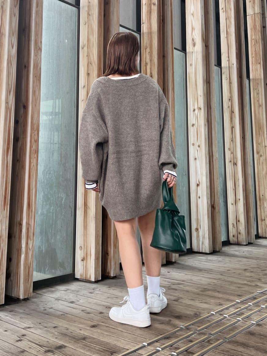 ベージュ系のステンカラーコート、ベージュ系のステンカラーコート、ブルー系のTシャツ/カットソーを着用したレディースの秋コーディネートの5枚目の写真