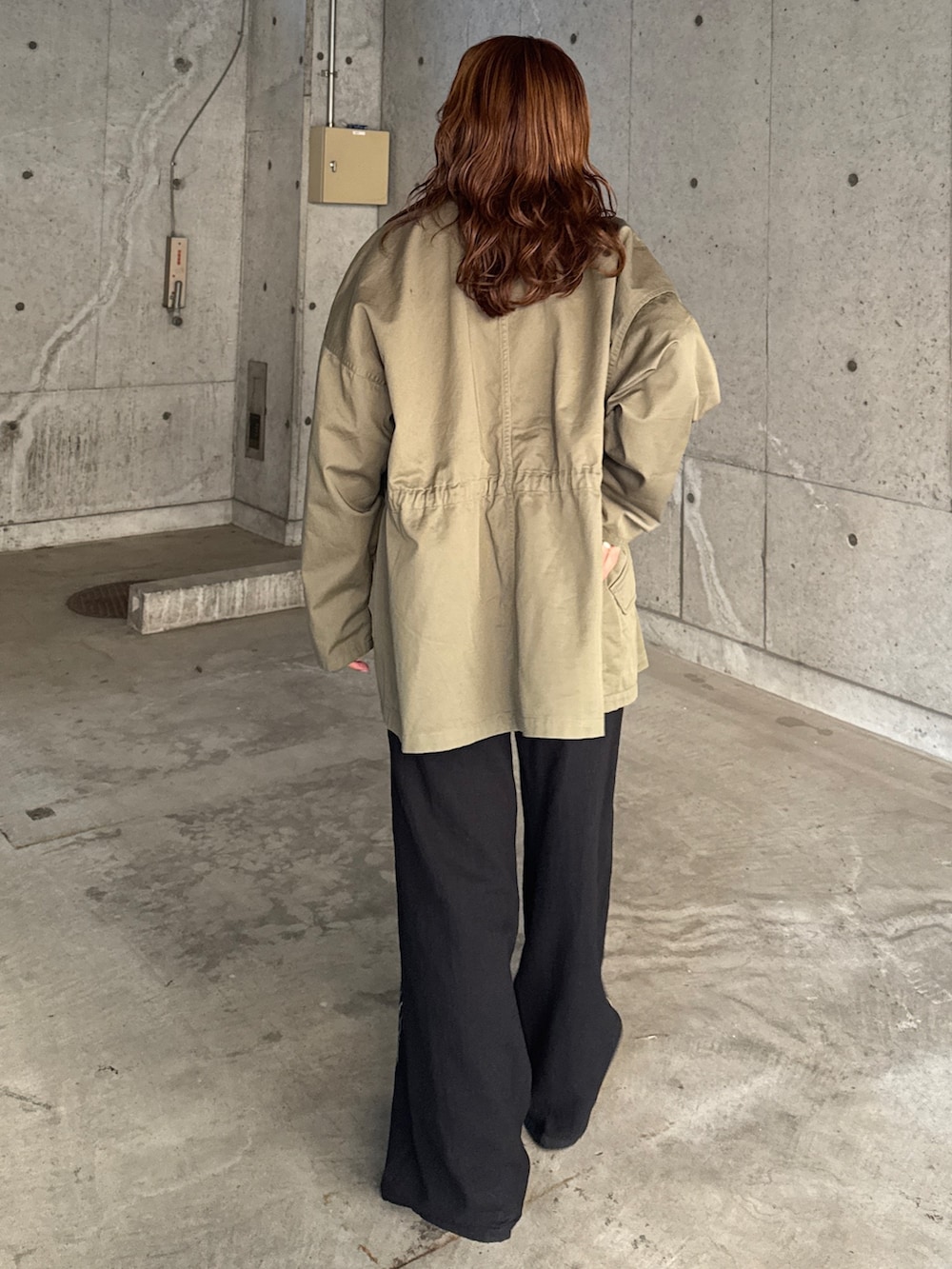 ベージュ系のブルゾン、ブラック系のシャツ/ブラウス、ブラック系のその他パンツを着用したレディースの冬コーディネートの3枚目の写真