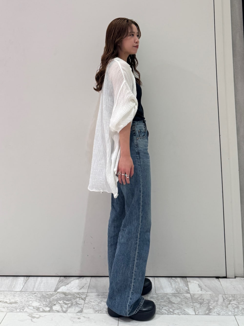 ブルー系のデニムパンツ、ホワイト系のシャツ/ブラウスを着用したレディースの春コーディネートの2枚目の写真