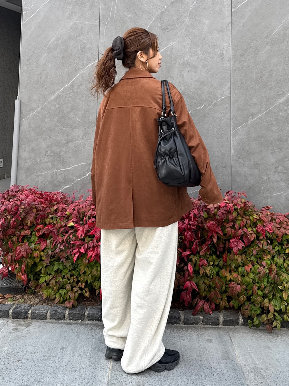 ブラウン系のテーラードジャケット、ホワイト系のスウェットパンツを着用したレディースの冬コーディネートの4枚目の写真