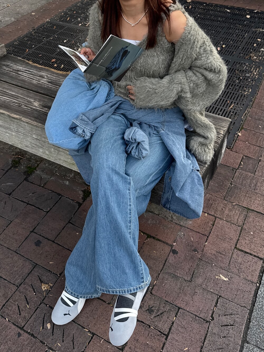 ブルー系のデニムパンツ、ブルー系のシャツ/ブラウス、グレー系のカーディガン/ボレロを着用したレディースの秋コーディネートの8枚目の写真