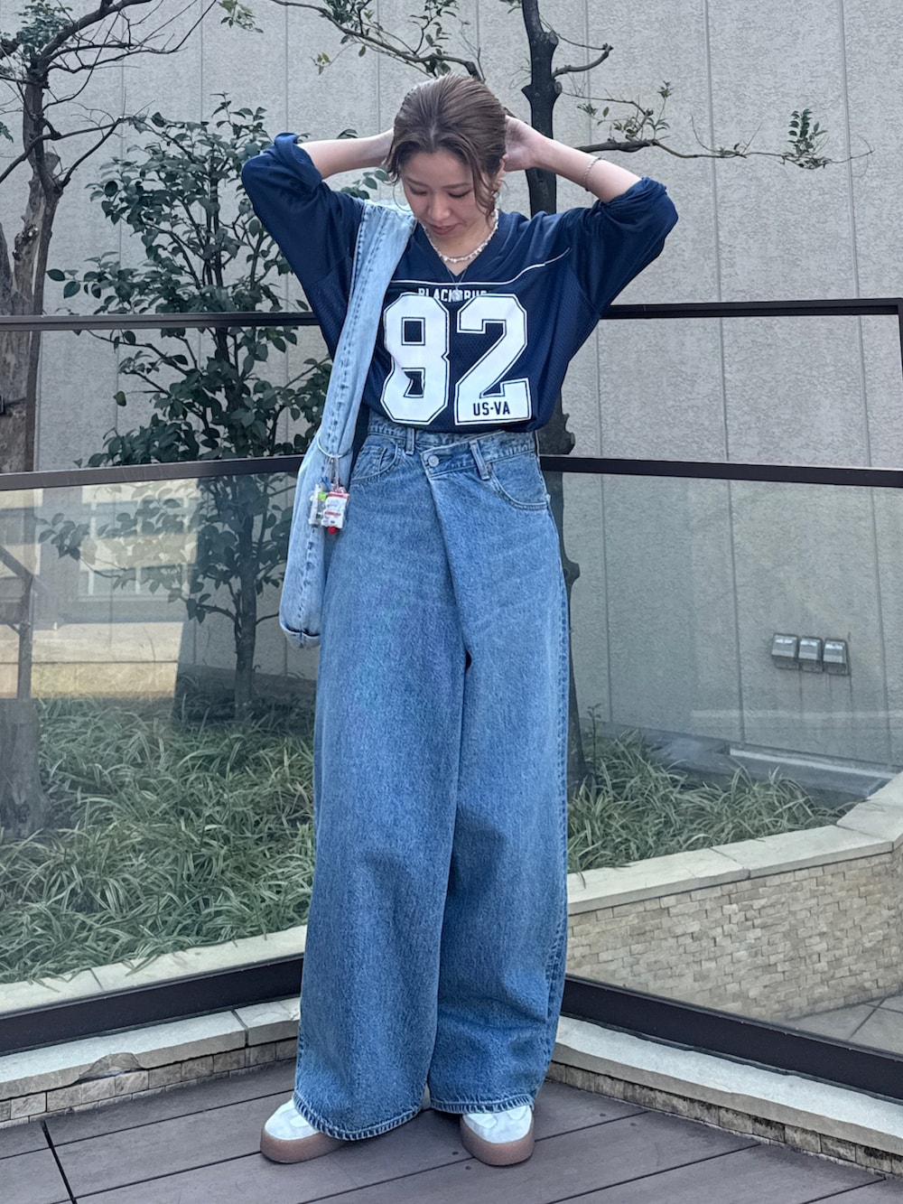 ブルー系のデニムパンツ、ブルー系のTシャツ/カットソーを着用したレディースの冬コーディネートの2枚目の写真