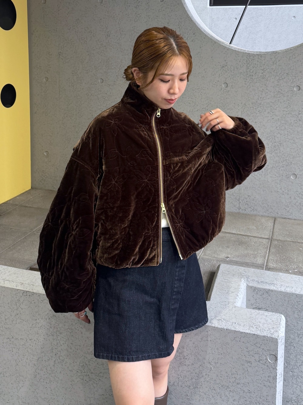 ブラウン系のその他シューズ、ブラウン系のブルゾン、ブルー系のデニムパンツを着用したレディースの秋コーディネートの5枚目の写真