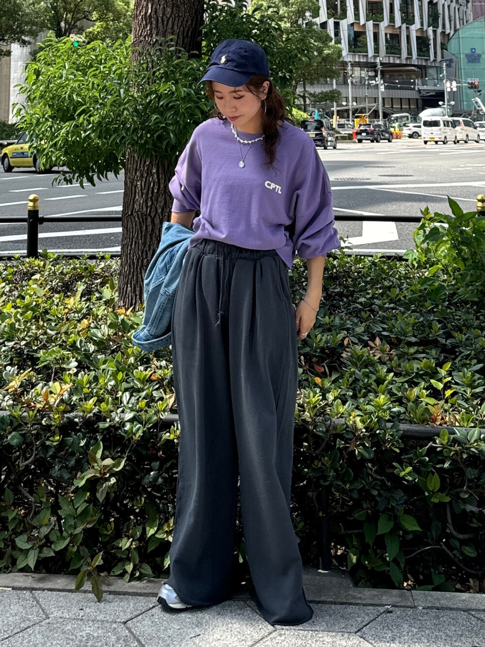 グレー系のスウェットパンツ、ブルー系のデニムジャケット、パープル系のスウェットを着用したレディースの秋コーディネートの6枚目の写真