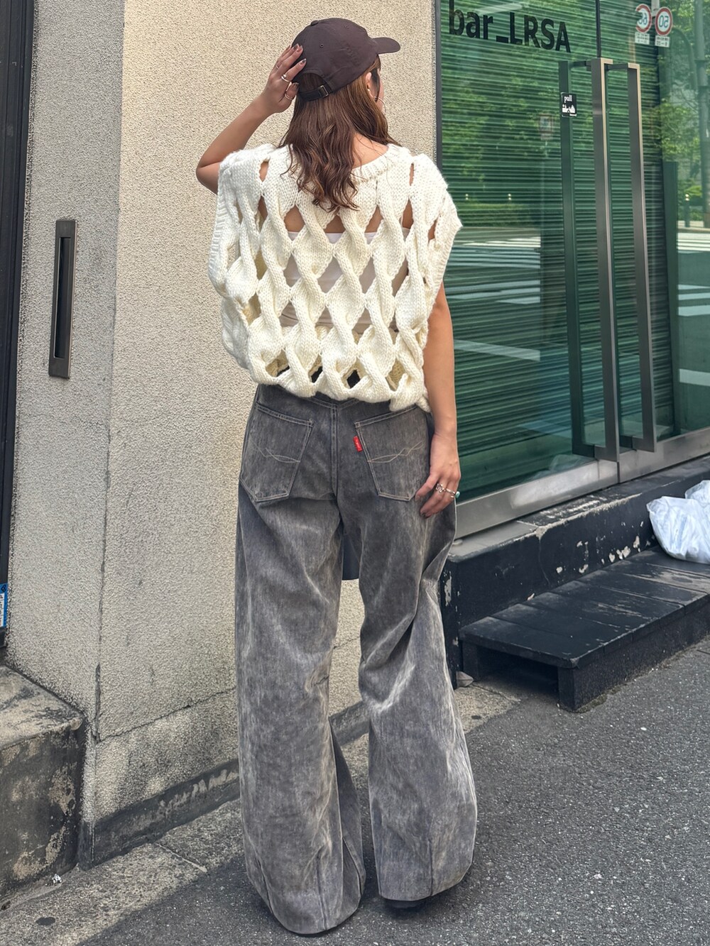 ベージュ系のデニムパンツ、ベージュ系のスリッポン、ホワイト系のニット/セーターを着用したレディースの秋コーディネートの3枚目の写真