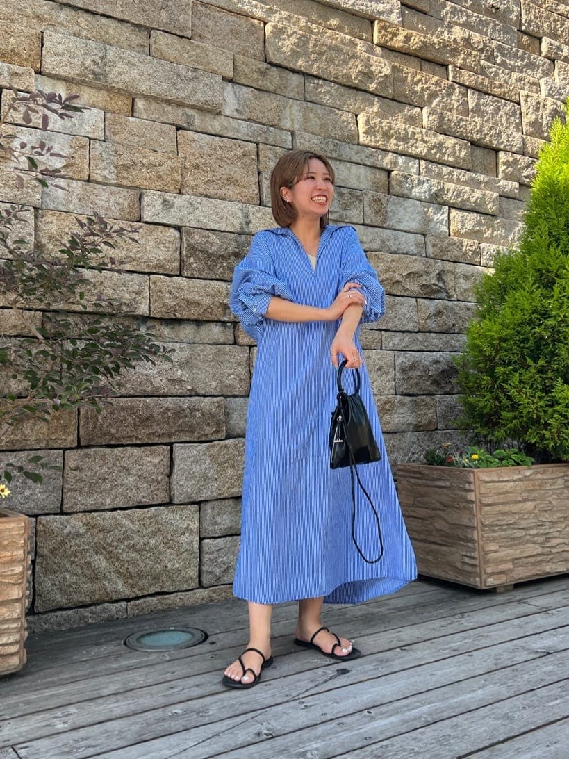 「おうち時間、サテンパンツ、トレンド、エコバッグ、ワンピース、春、綺麗めコーデ、スカート、夏、Ungrid、サンダル、シャツワンピ、大人コーデ」｜「Ungridのアシメフラットサンダル（サンダル、ブラック系）」を使った、瀬川百花さん（レディース・156cm）の夏コーディネートの5枚目の写真
