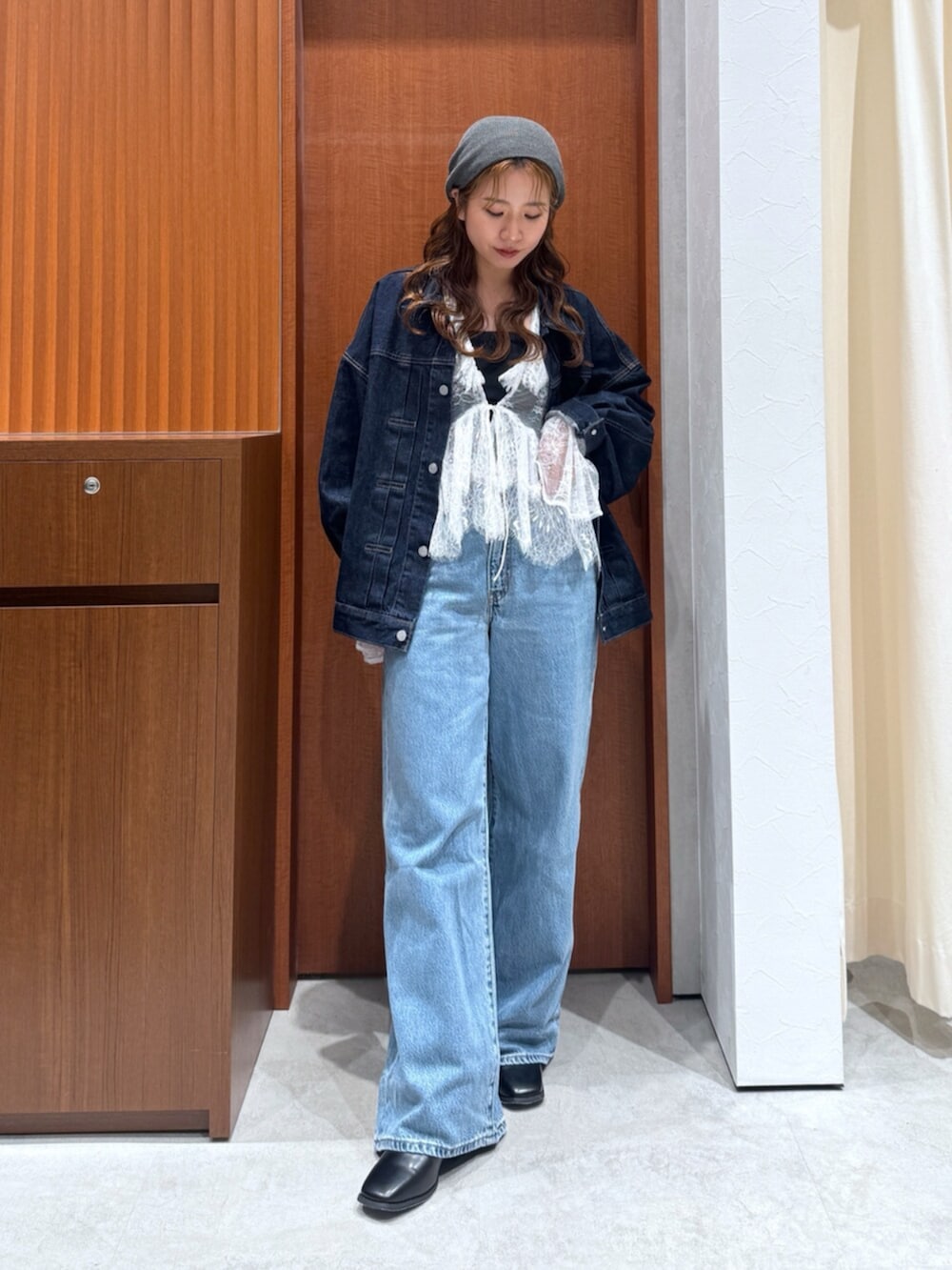 ブルー系のデニムパンツ、ブルー系のデニムジャケット、ホワイト系のシャツ/ブラウスを着用したレディースの夏コーディネートの5枚目の写真