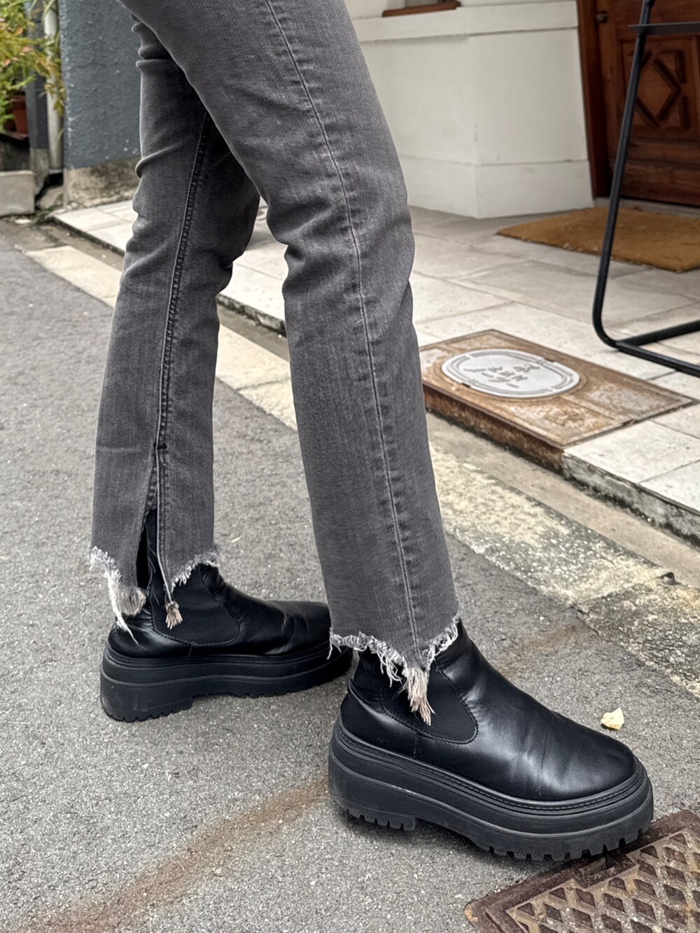 ブラック系のデニムパンツ、ホワイト系のシャツ/ブラウスを着用したレディースの秋コーディネートの9枚目の写真