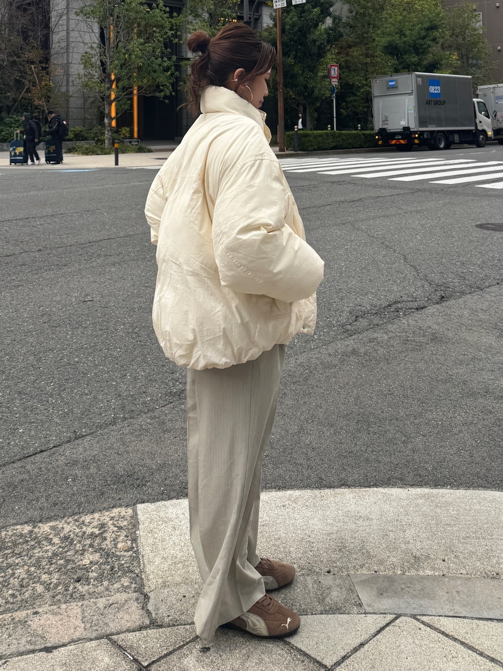 ベージュ系のその他パンツ、ホワイト系のブルゾン、ホワイト系のニット/セーターを着用したレディースの冬コーディネートの6枚目の写真