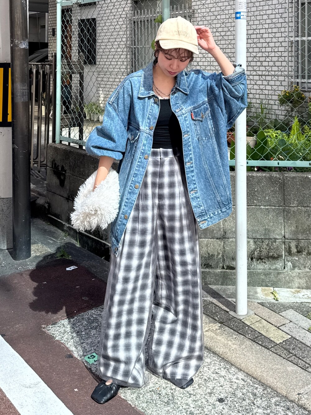 ブルー系のデニムジャケット、その他のその他パンツ、ホワイト系のハンドバッグを着用したレディースの夏コーディネートの2枚目の写真