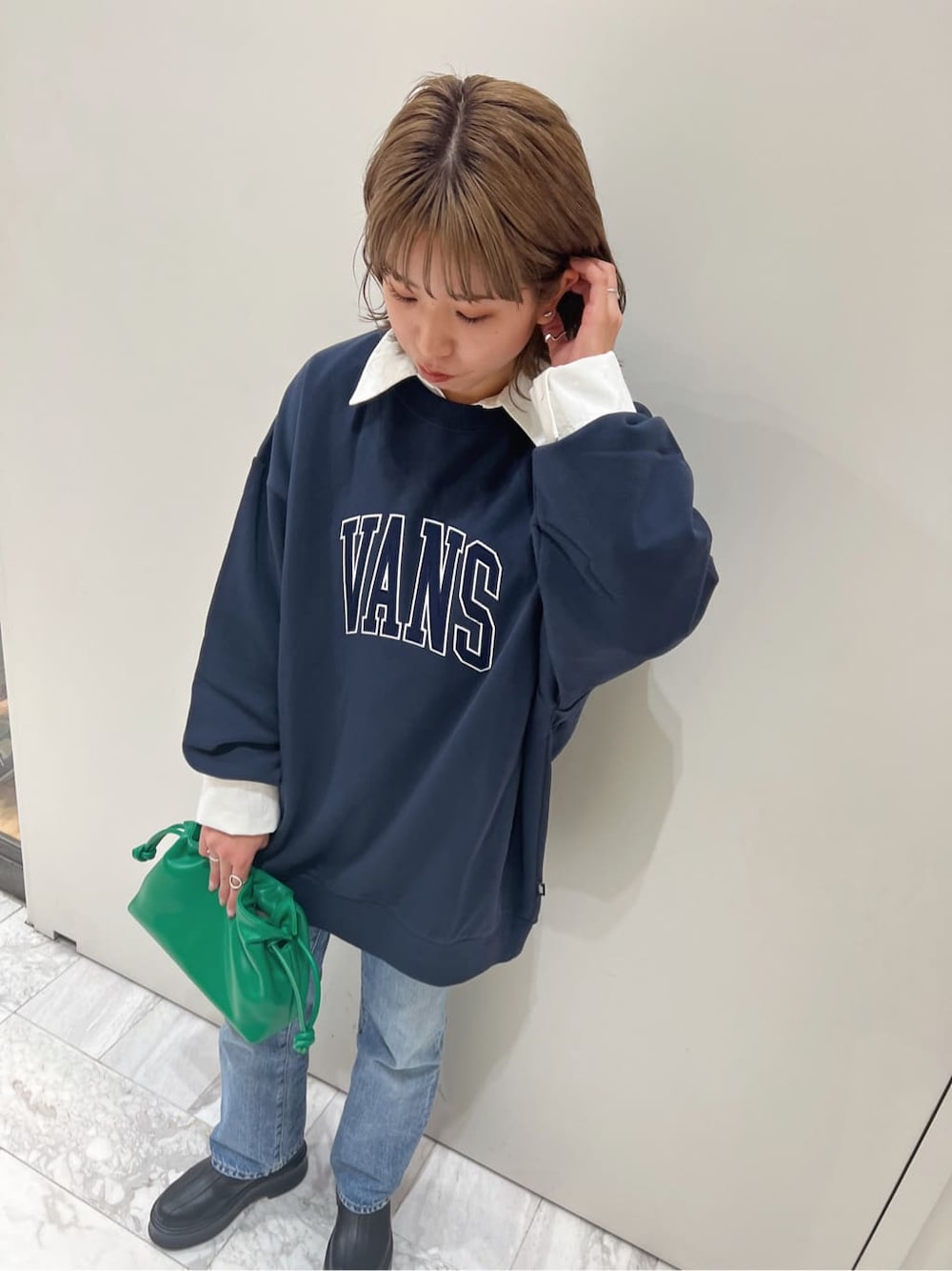 「パンツ、Ungrid、カジュアル、シャツ、カジュアルコーデ、ロゴスウェット、春、デニム、大人コーデ、秋、ヴィンテージストレートデニム、春コーデ、スウェット」｜「Ungridのヴィンテージストレートデニム（デニムパンツ、ブルー系）」を使った、瀬川百花さん（レディース・156cm）の秋コーディネートの4枚目の写真