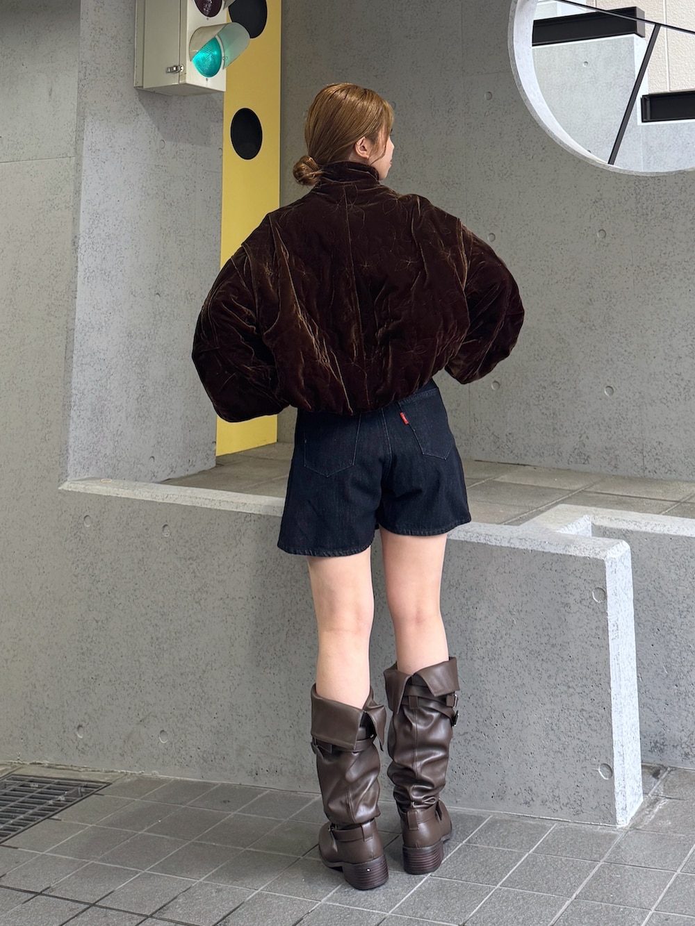 ブラウン系のその他シューズ、ブラウン系のブルゾン、ブルー系のデニムパンツを着用したレディースの秋コーディネートの3枚目の写真