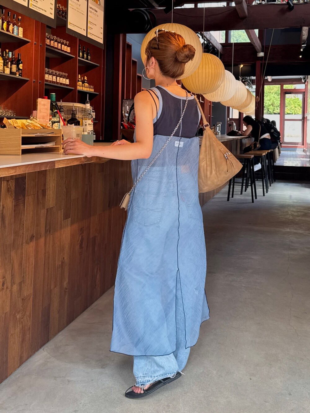ブルー系のワンピースを着用したレディースの夏コーディネートの2枚目の写真