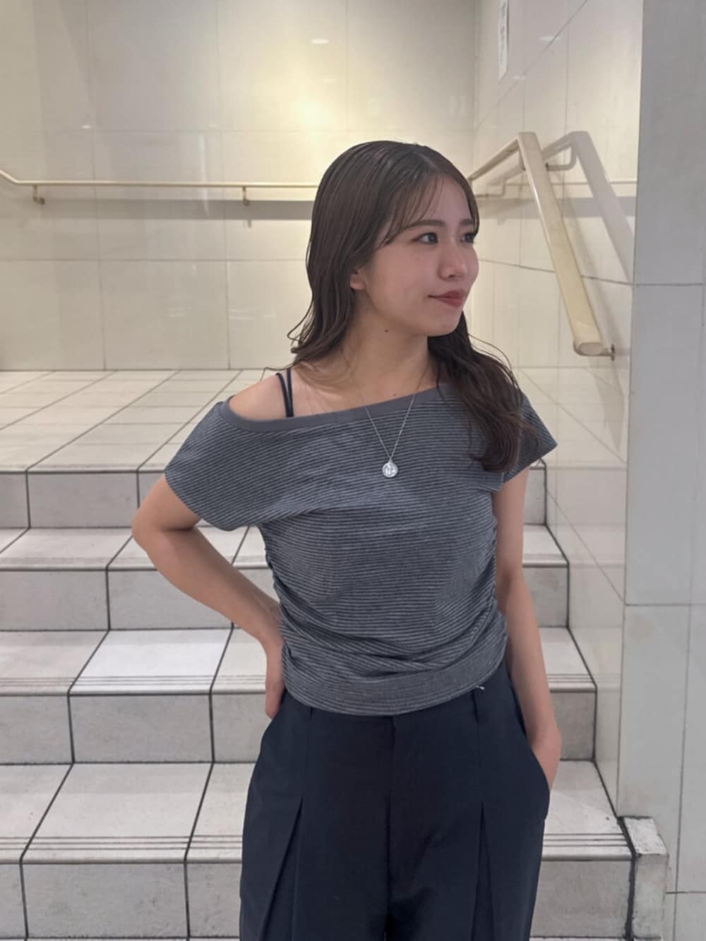 その他のサンダル、グレー系のTシャツ/カットソー、ブルー系のその他パンツを着用したレディースの夏コーディネートの7枚目の写真