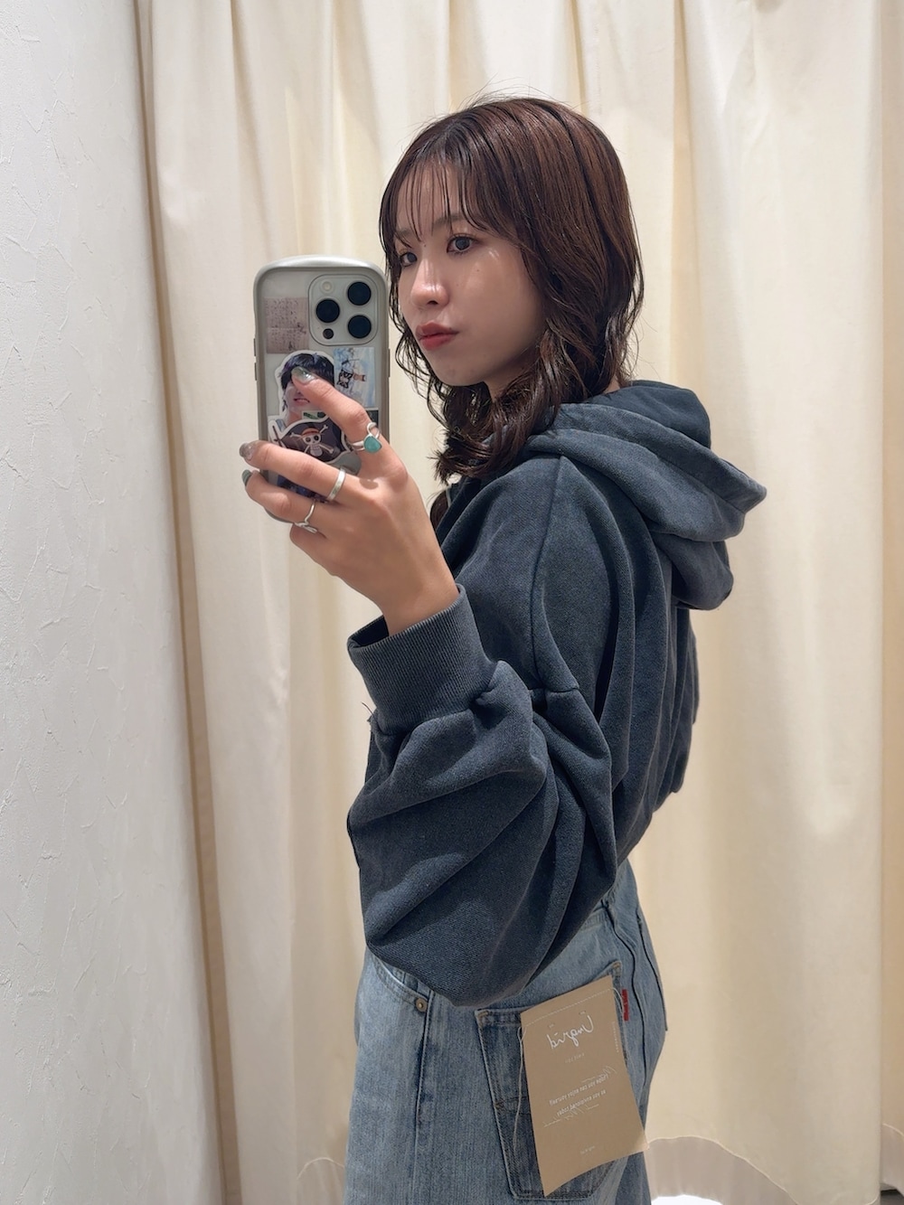 ブルー系のデニムパンツ、グレー系のパーカー、ブラック系のスリッポンを着用したレディースの秋コーディネートの10枚目の写真