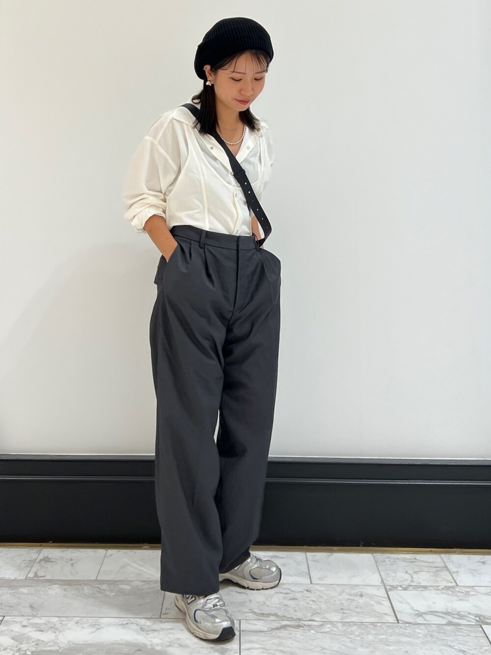 ホワイト系のシャツ/ブラウス、グレー系のその他パンツ、ブラック系のショルダーバッグを着用したレディースの秋コーディネートの8枚目の写真