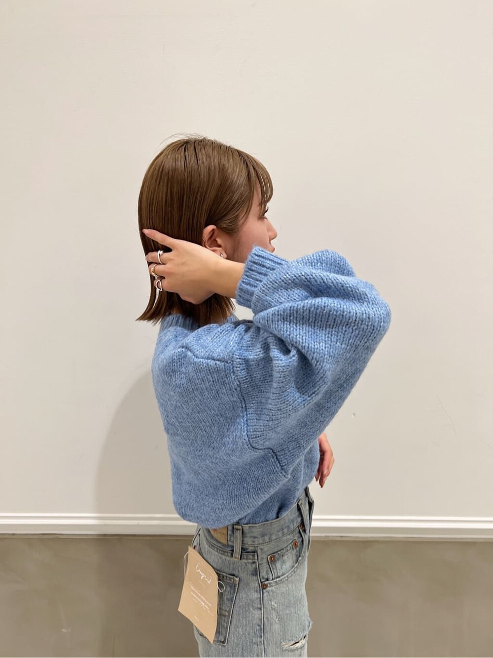 ブルー系のデニムパンツ、ブルー系のデニムパンツ、ブルー系のニット/セーターを着用したレディースの秋コーディネートの10枚目の写真