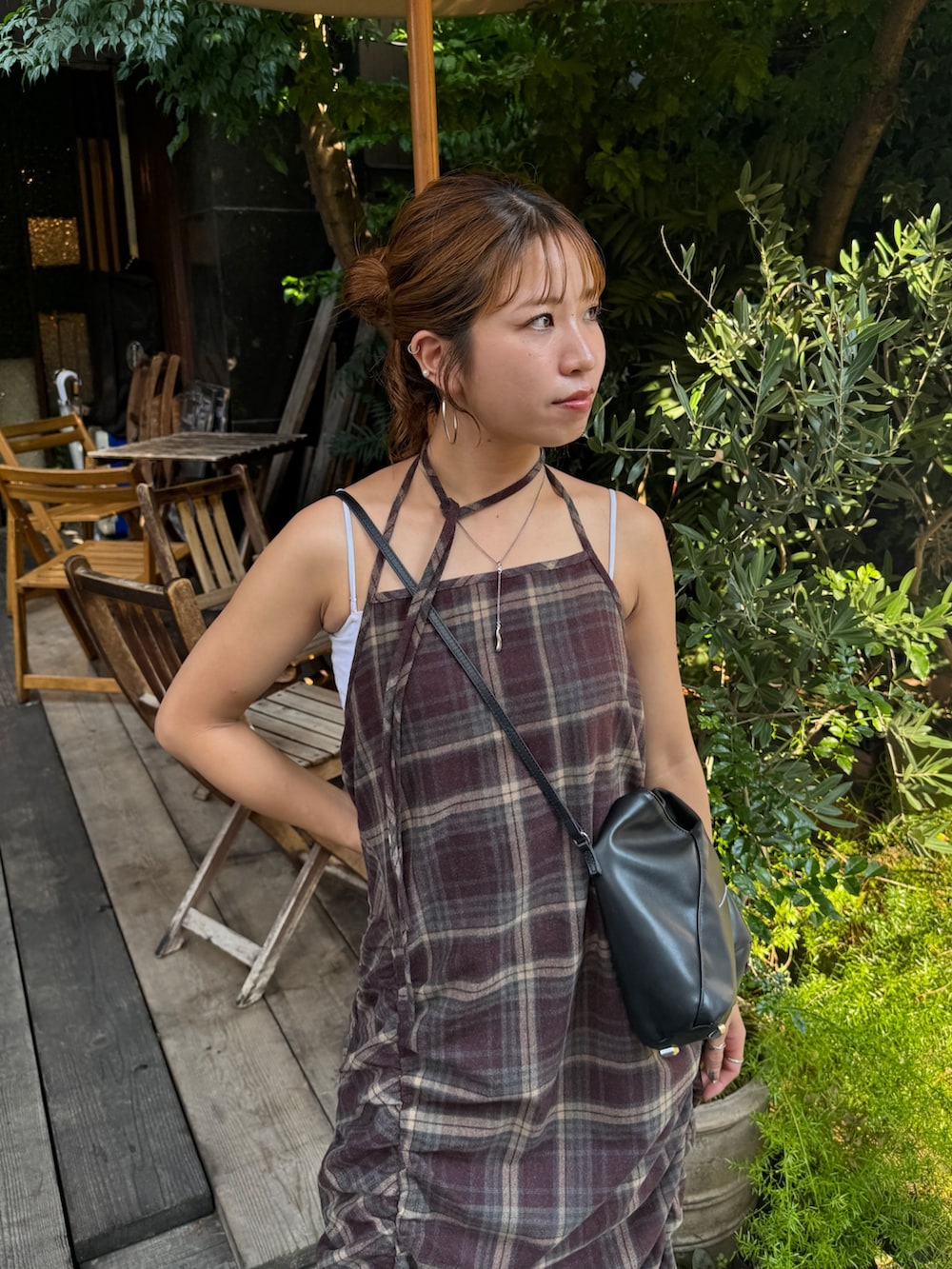 レッド系のワンピース、ブラウン系のブーツを着用したレディースの秋コーディネートの8枚目の写真