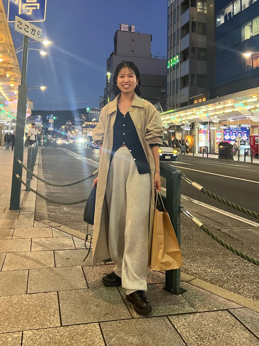 グレー系のその他パンツ、ベージュ系のステンカラーコートを着用したレディースの秋コーディネートの3枚目の写真