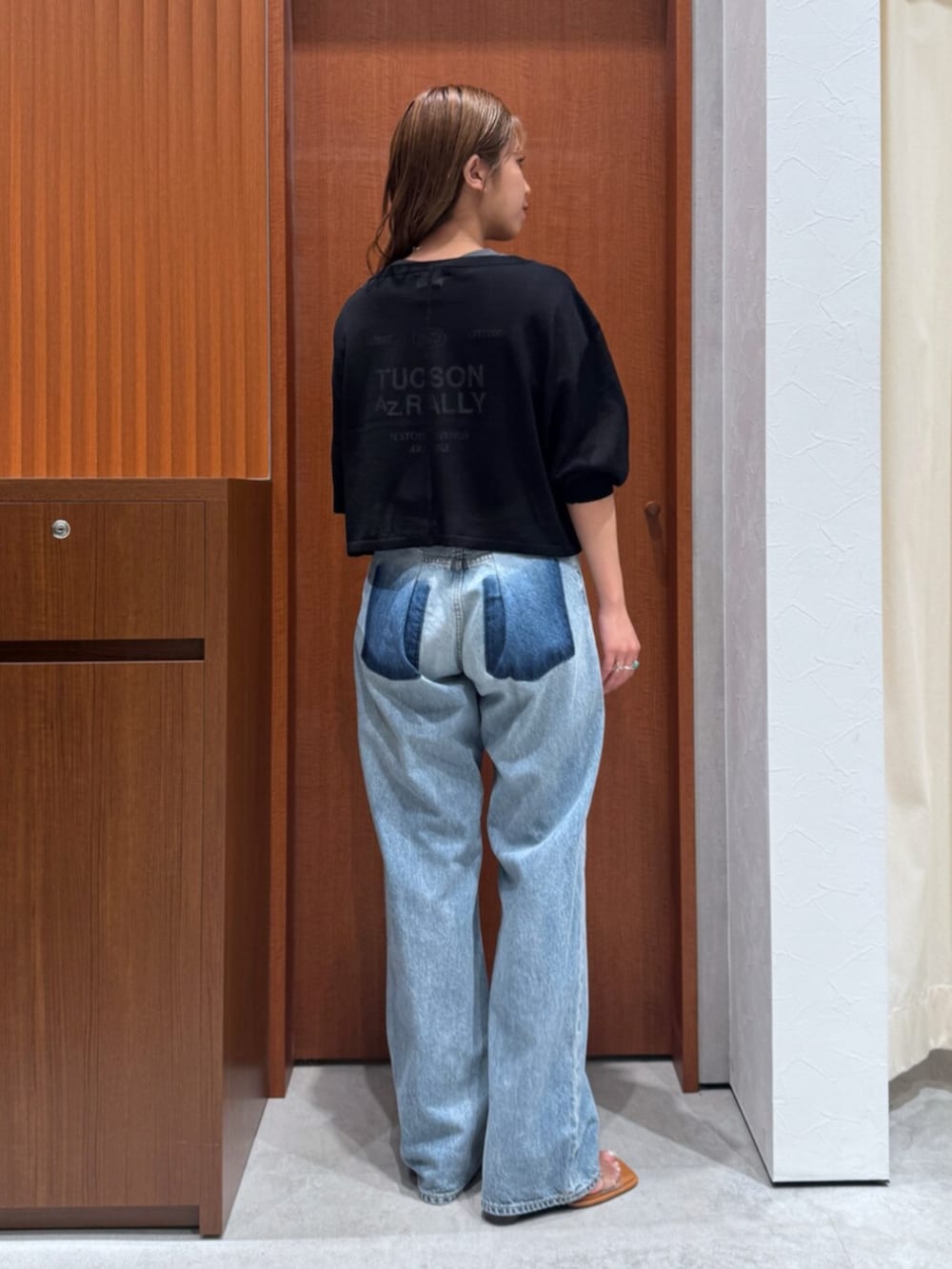 その他のサンダル、ブルー系のデニムパンツ、ブラック系のニット/セーターを着用したレディースの夏コーディネートの4枚目の写真