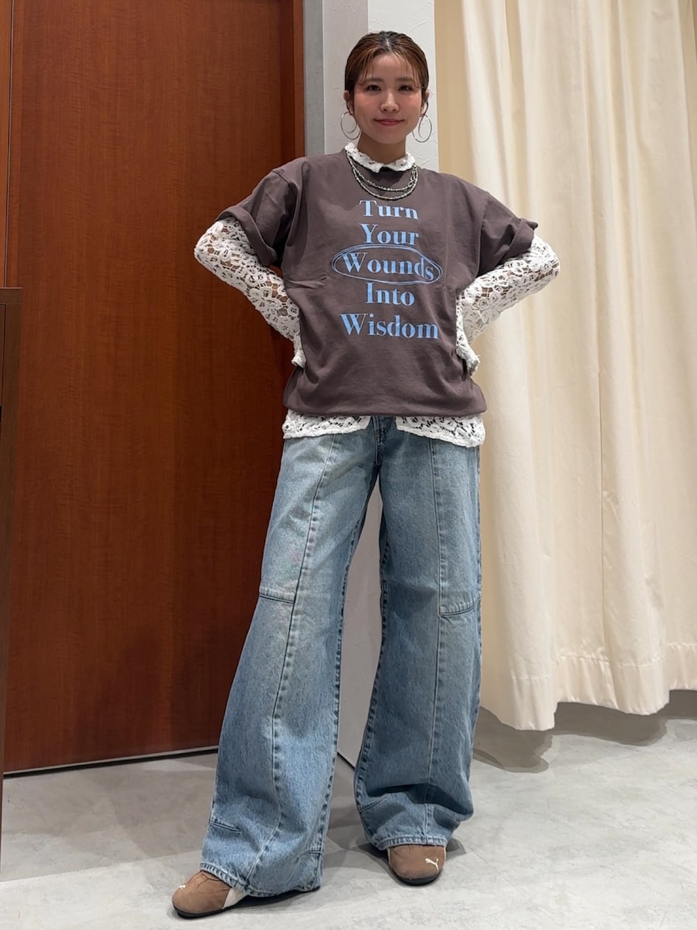 ブルー系のデニムパンツ、ブラウン系のTシャツ/カットソー、ホワイト系のシャツ/ブラウスを着用したレディースの春コーディネートの6枚目の写真