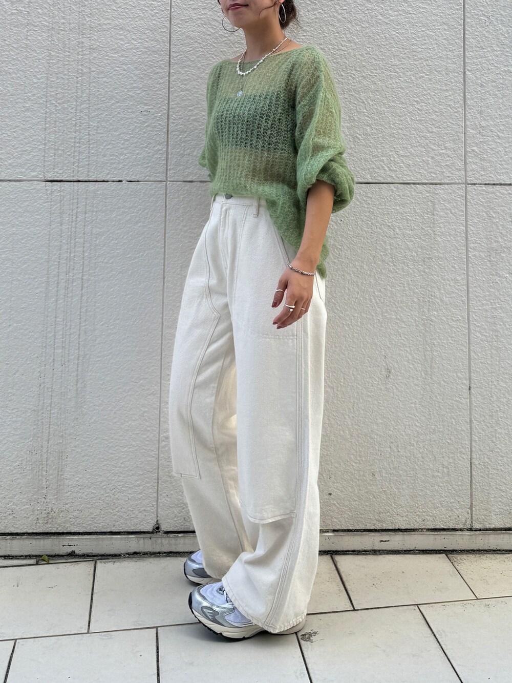 ホワイト系のデニムパンツ、グリーン系のニット/セーターを着用したレディースの秋コーディネートの5枚目の写真